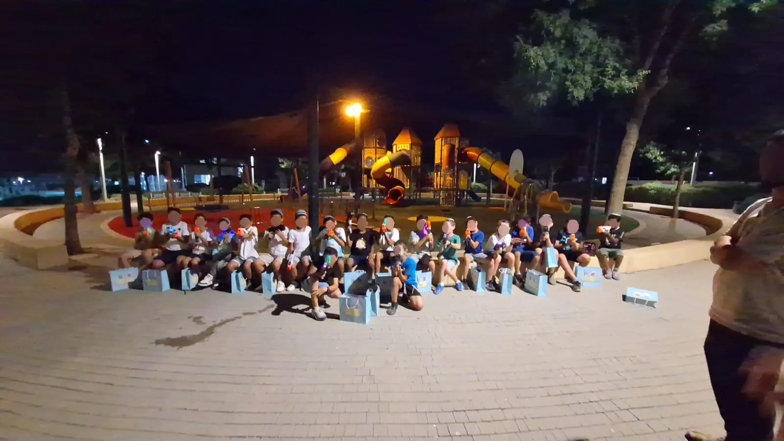 קבוצה גדולה של חניכים יושבת בחצי גורן בערב לפני תחילת המשחק
